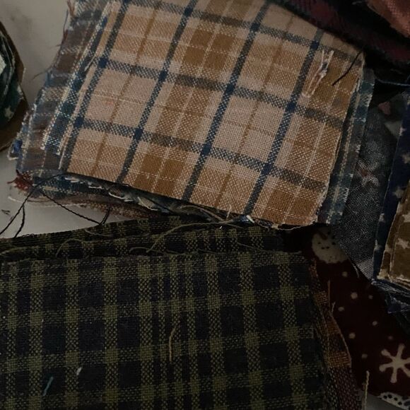 LOT OF VTG 2.5" Quilt Block Squares Patterned & Plaids Cotton Cut Fabric Pieces - Picture 10 of 13